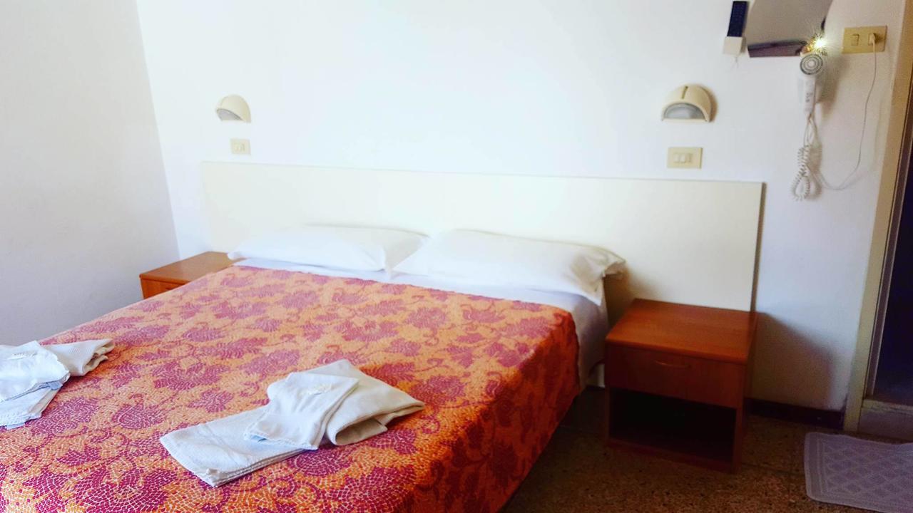Hotel Moroni Rimini Kültér fotó