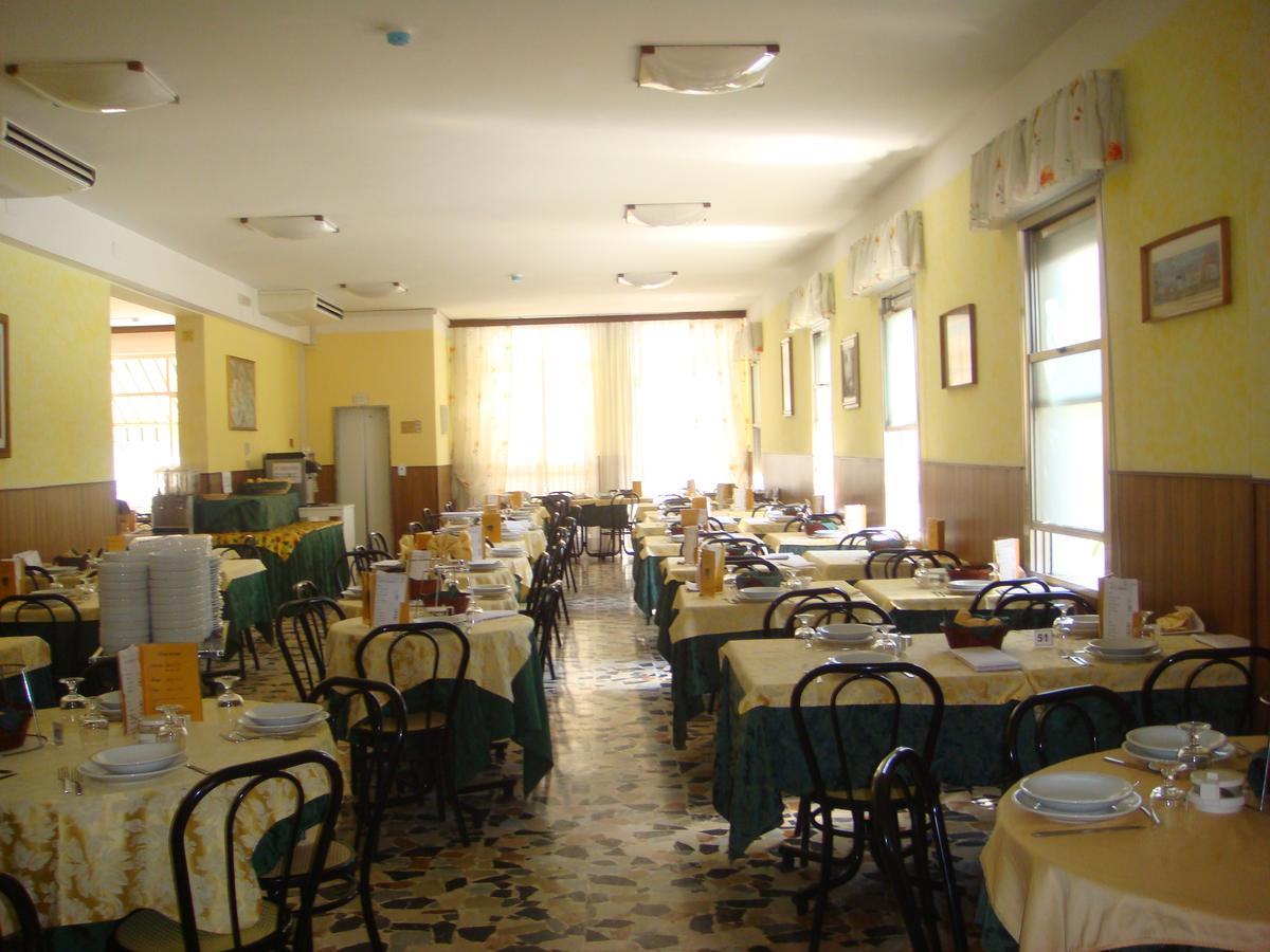 Hotel Moroni Rimini Kültér fotó