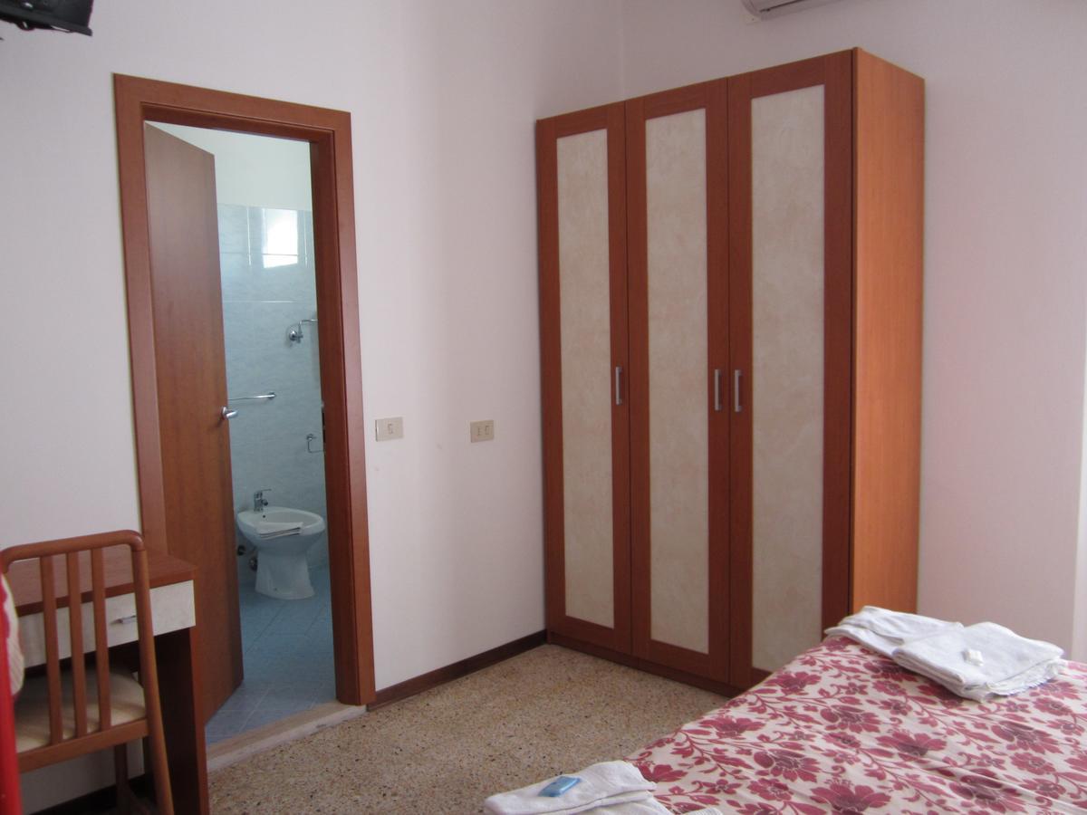 Hotel Moroni Rimini Kültér fotó