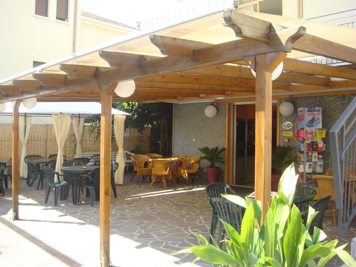 Hotel Moroni Rimini Kültér fotó