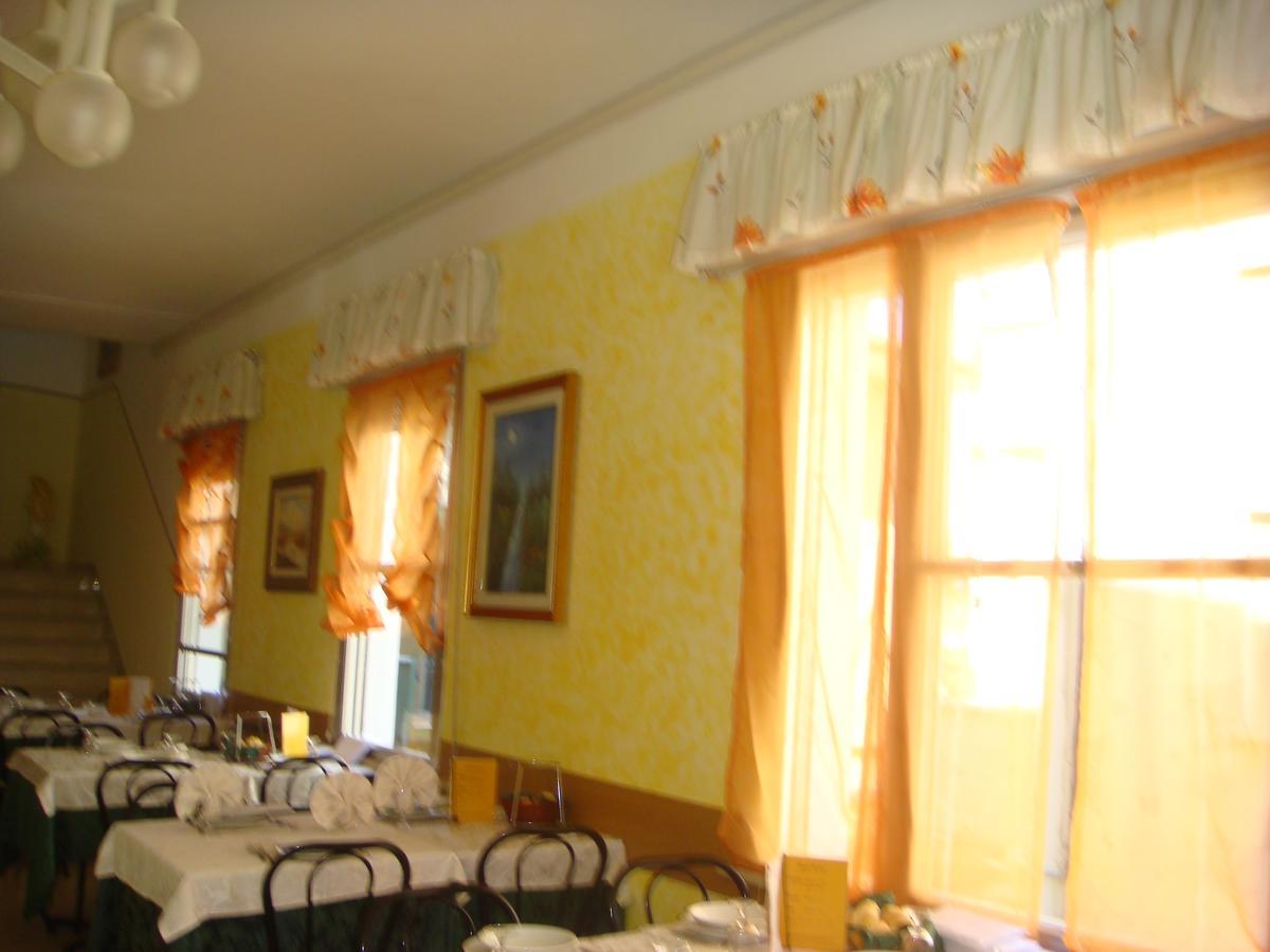 Hotel Moroni Rimini Kültér fotó