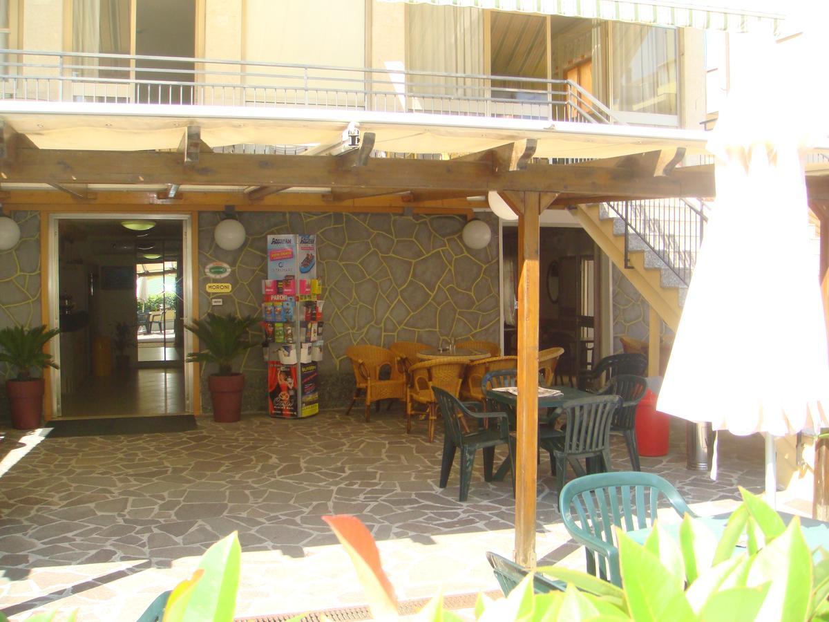 Hotel Moroni Rimini Kültér fotó