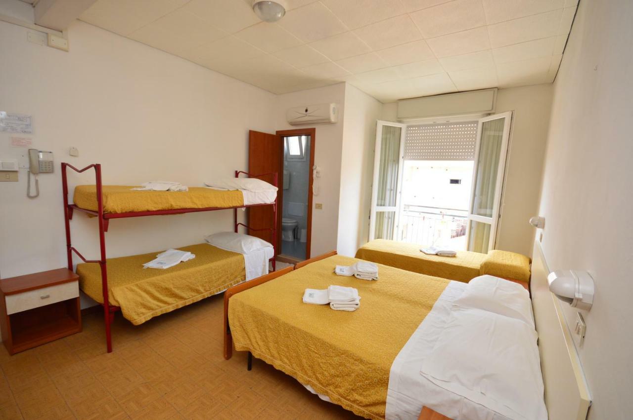 Hotel Moroni Rimini Kültér fotó
