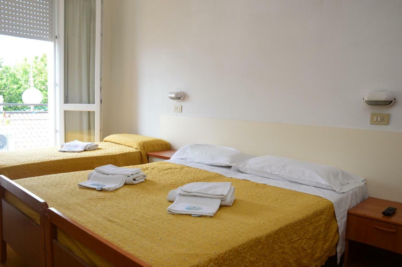 Hotel Moroni Rimini Kültér fotó